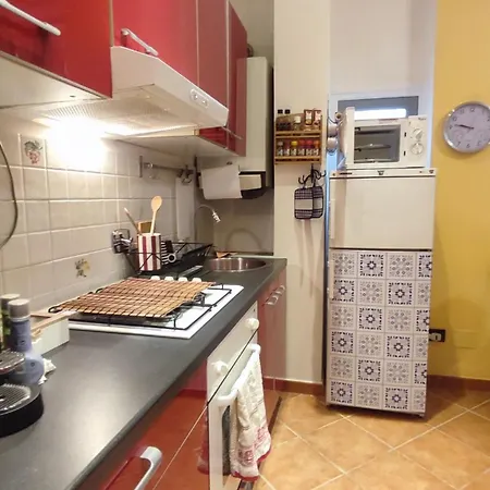 Apartmán Casa Vitto Spazioso Bilocale, Air Conditioning , Wi-fi, Near Train Station And Airport *