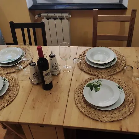 Casa Vitto Spazioso Bilocale, Air Conditioning , Wi-fi, Near Train Station And Airport *