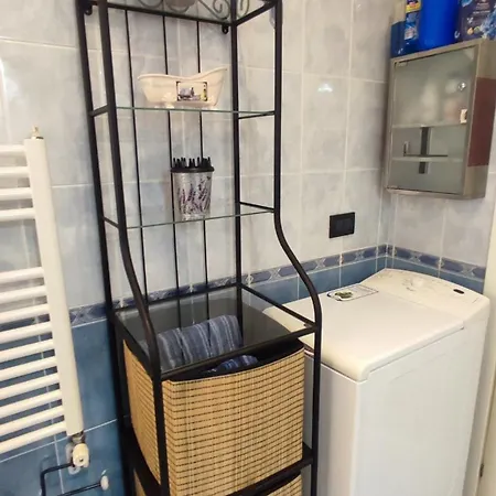 Casa Vitto Spazioso Bilocale, Air Conditioning , Wi-fi, Near Train Station And Airport *