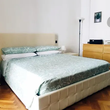 Casa Vitto Spazioso Bilocale, Air Conditioning , Wi-fi, Near Train Station And Airport Gênes
