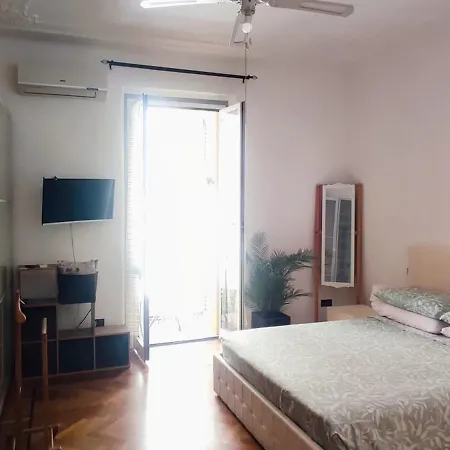 Casa Vitto Spazioso Bilocale, Air Conditioning , Wi-fi, Near Train Station And Airport Gênes